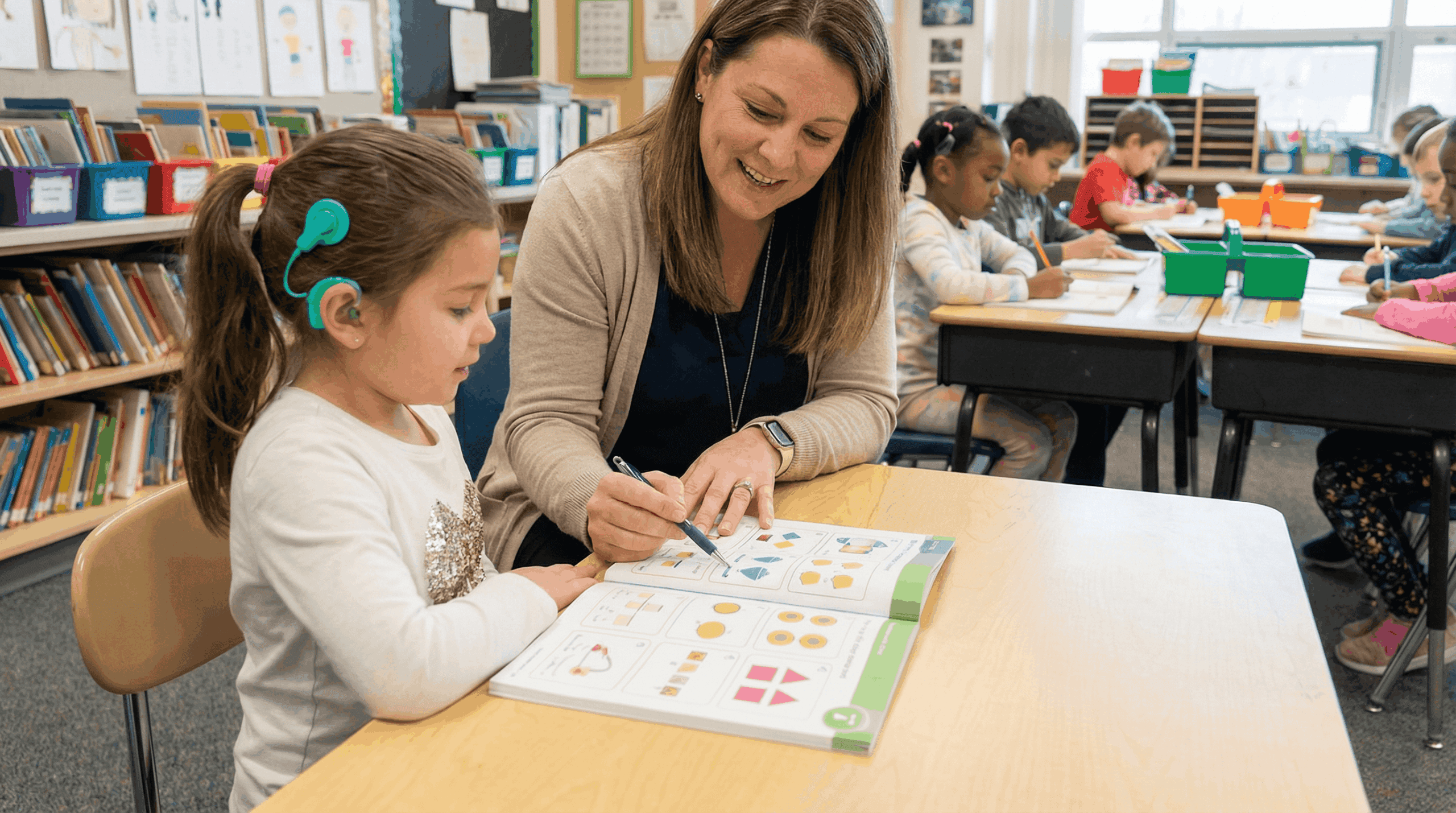 תלמידה עם שתל שבלול עם מורה בכיתה