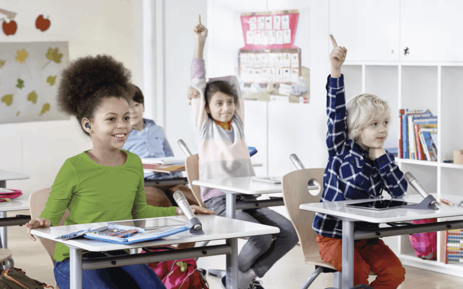 תלמידים עם מכשיר שמיעה מצביעים בכיתה
