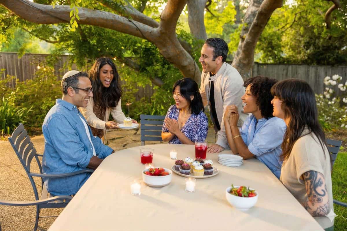 אנשים חוגגים יום הולדת