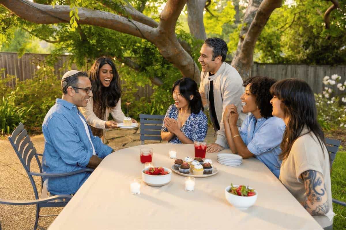 אדם עם שתל שבלול חוגג עם חברים בגינה