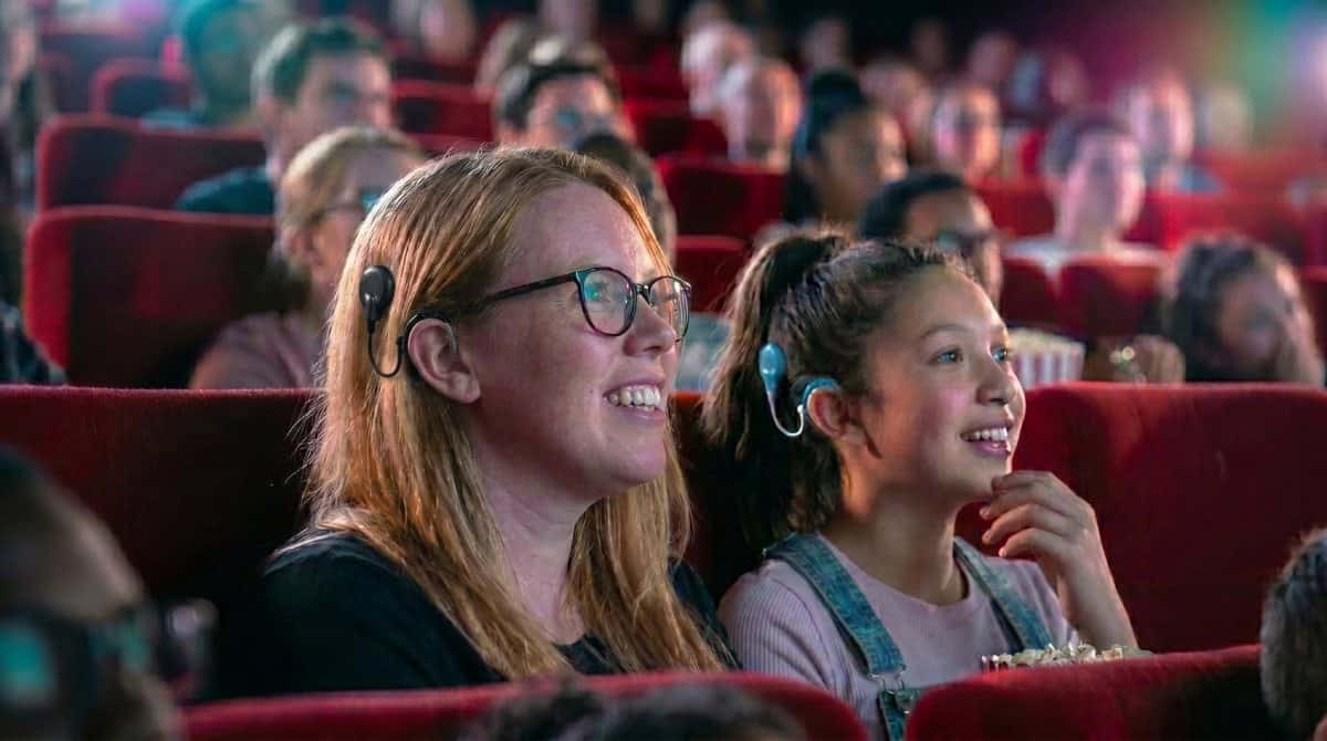אמא ובת עם שתל שבלול רואות סרט בקולנוע